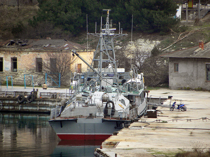 Катер-торпедолов ТЛ-1133 после докования в Карантинной бухте Севастополя