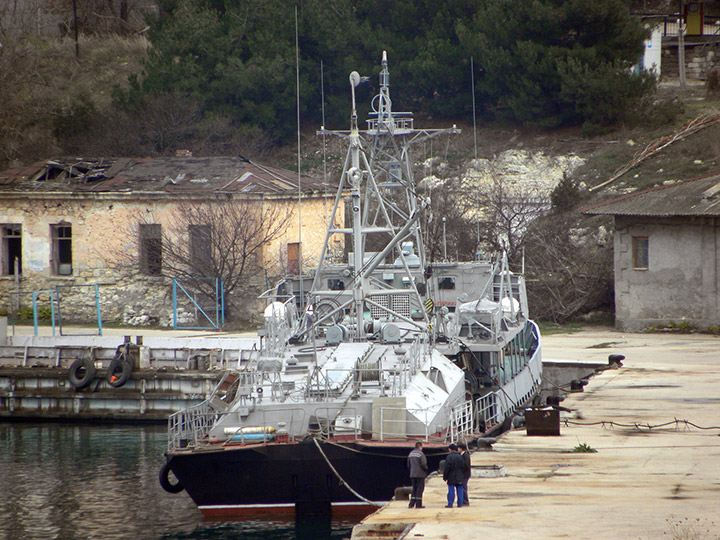 Катер-торпедолов "ТЛ-1539" у причала в Карантинной бухты Севастополя