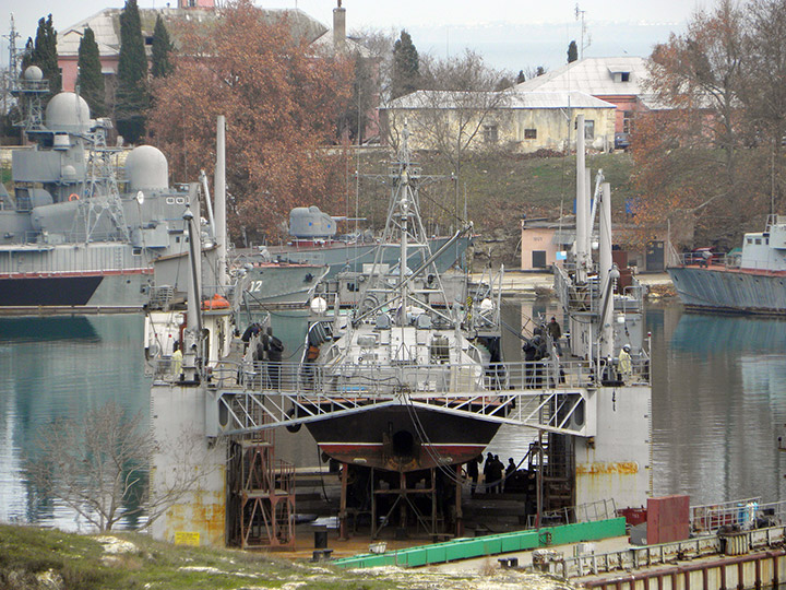 Докование катера-торпедолова "ТЛ-1539" в плавучем доке "ПД-32"