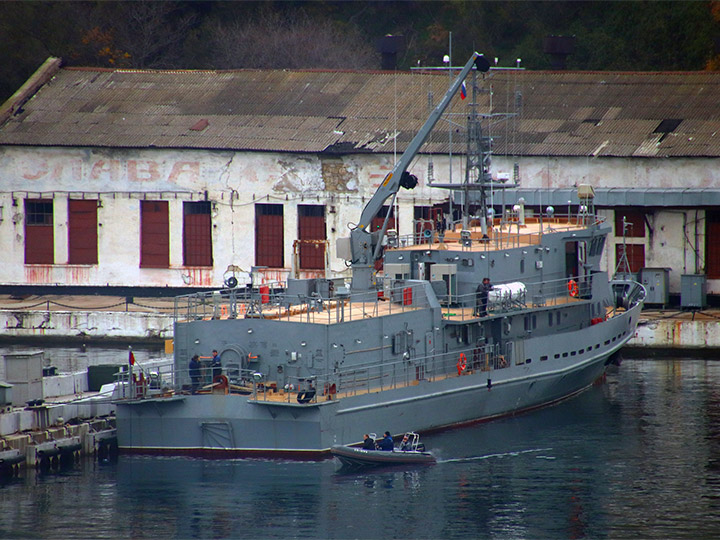 Катер-торпедолов "ТЛ-2195" у причала Южной бухты в Севастополе