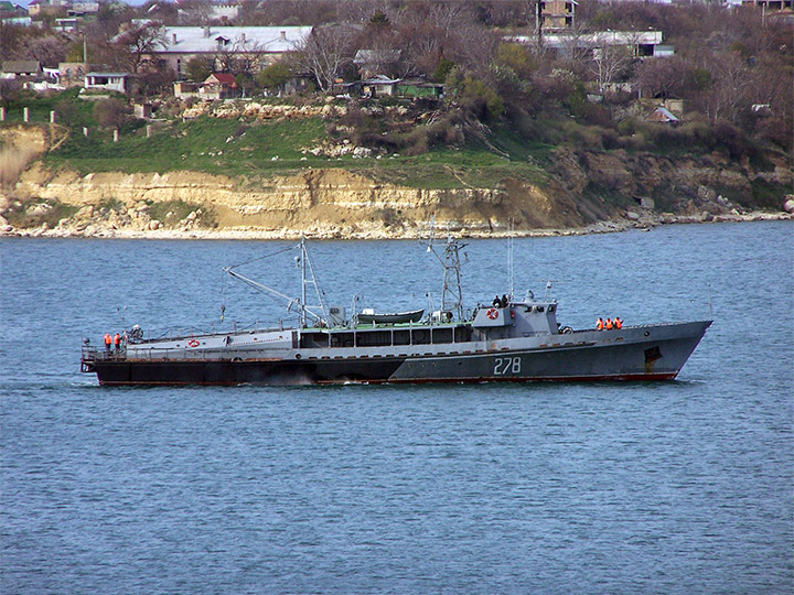 Катер-торпедолов "ТЛ-278" заходит в Севастопольскую бухту