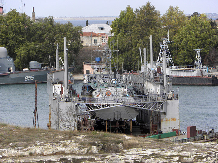 Катер-торпедолов "ТЛ-278" в плавучем доке "ПД-32", Севастополь