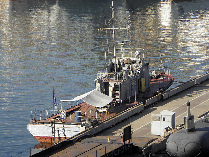 Катер-торпедолов "ТЛ-842" у пирса в Южной бухте Севастополя