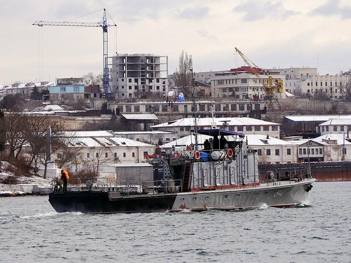 Катер-торпедолов "ТЛ-842" проходит по Севастопольской бухте
