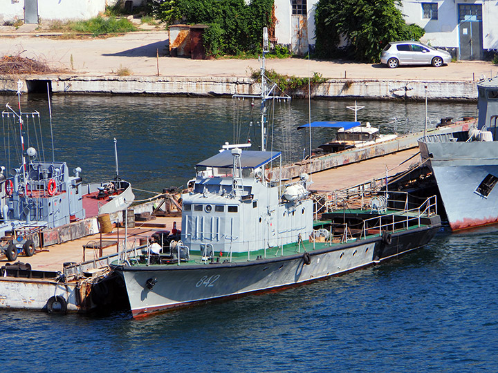 Катер-торпедолов "ТЛ-842" в Южной бухте Севастополя