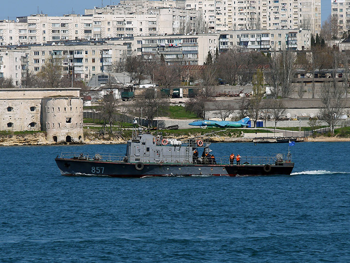 Катер-торпедолов "ТЛ-857" на фоне Северной стороны Севастополя