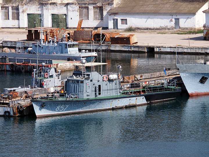 Катер-торпедолов "ТЛ-857" у причала в Южной бухте Севастополя