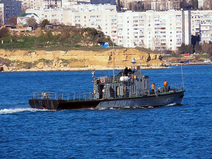 Катер-торпедолов "ТЛ-857" заходит в Севастопольскую бухту