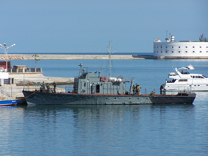 Катер-торпедолов "ТЛ-997" в Артиллерийской бухте Севастополя