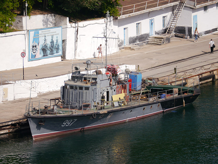 Катер-торпедолов "ТЛ-997" в акватории 13-го судоремонтного завода