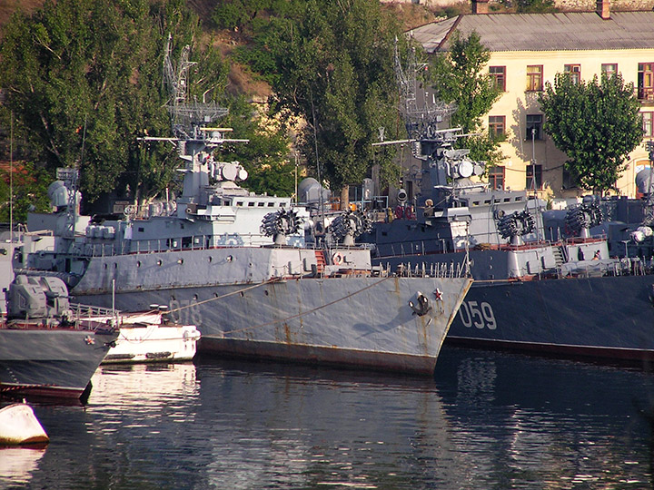 Малый противолодочный корабль МПК-127 в Южной бухте Севастополя