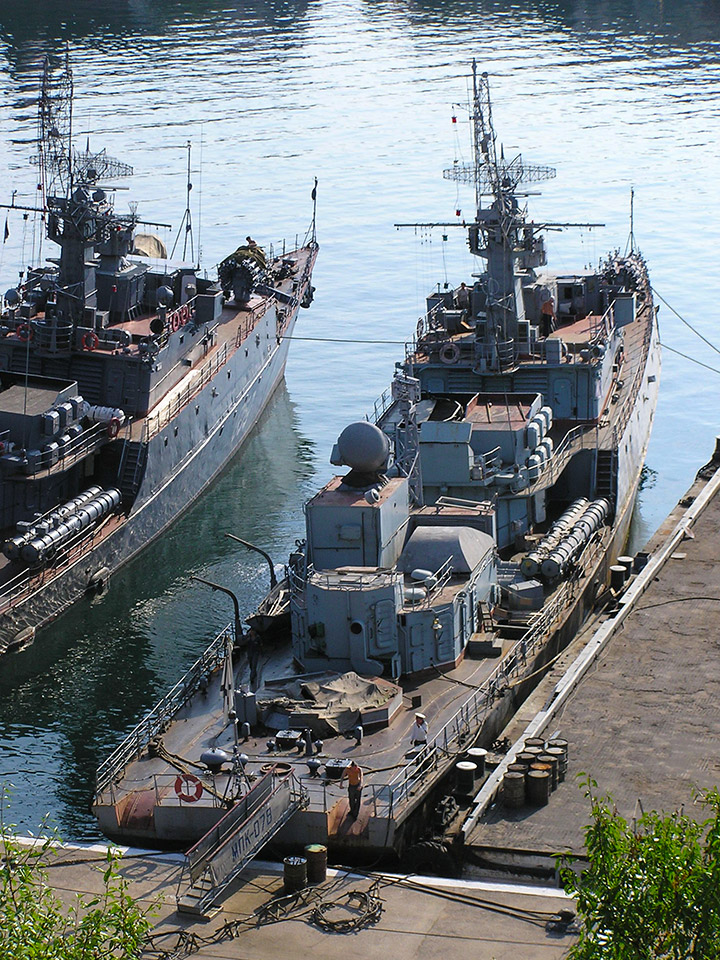 Малый противолодочный корабль МПК-127 у причала в Южной бухте Севастополя - демонтированы артустановки