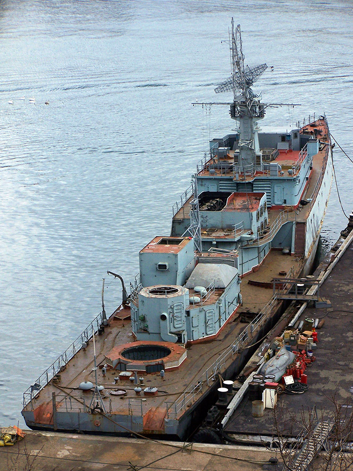 Малый противолодочный корабль МПК-127 проекта 1124 у причала - разборка
