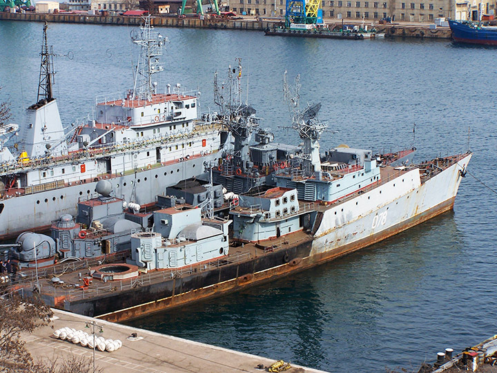 Малый противолодочный корабль МПК-127 - разборка окончена, корабль в ожидании буксировки на порезку на металл