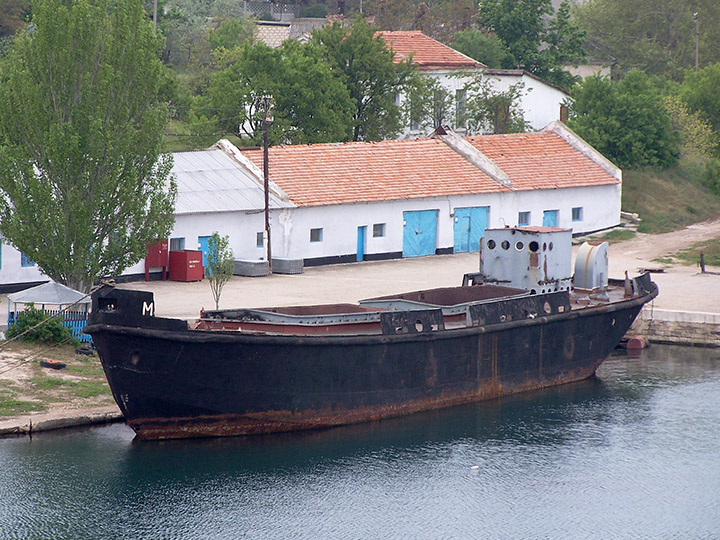 Разборка на металл морской несамоходной артиллерийской баржи МАБ-50250 в Стрелецкой бухте Севастополя