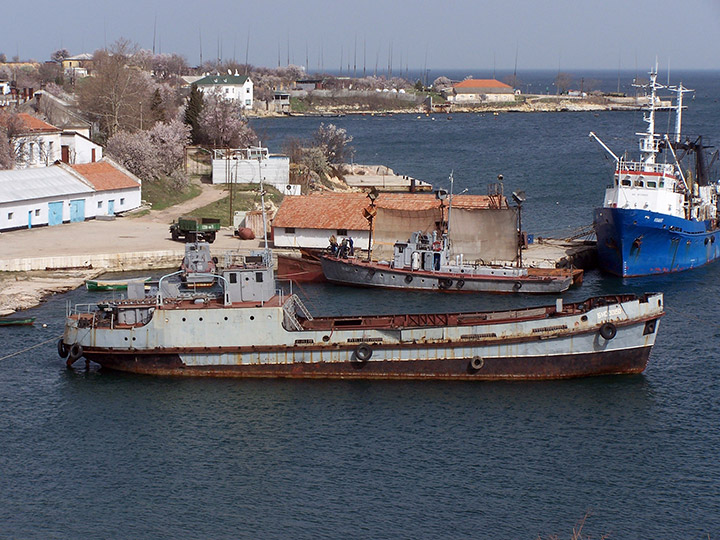 Базовая самоходная наливная баржа БНС-30150 в Стрелецкой бухте Севастополя