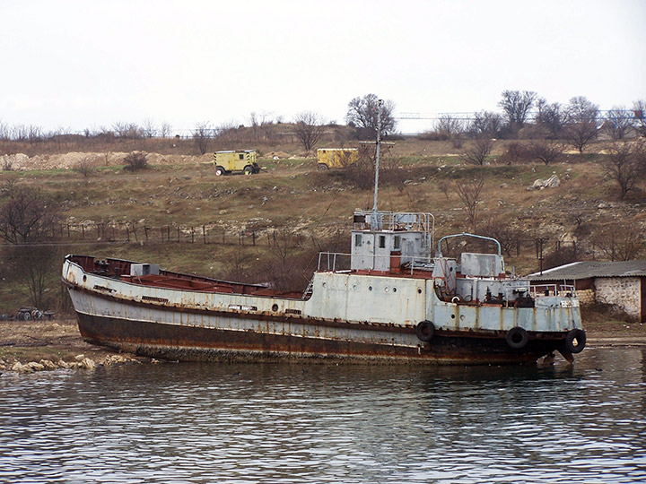 Базовая самоходная наливная баржа БНС-30150 на берегу бухты Стрелецкая, Севастополь