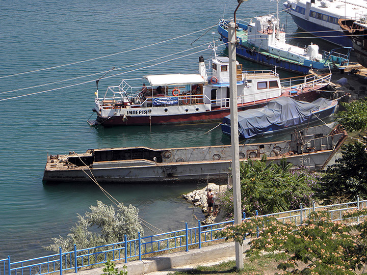 Разделка на металл десантного катера Д-460 в Стрелецкой бухте Севастополя