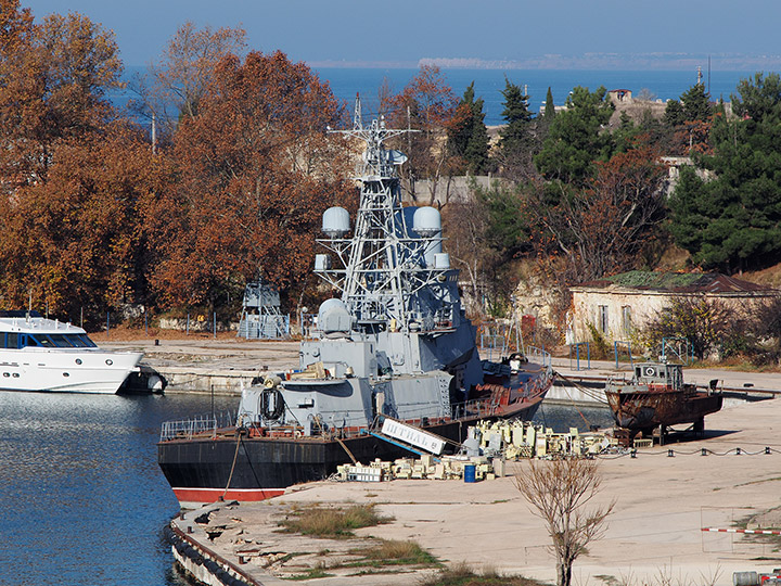 Малый ракетный корабль "Штиль" на демонтаже оборудования в б.Карантинная, Севастополь