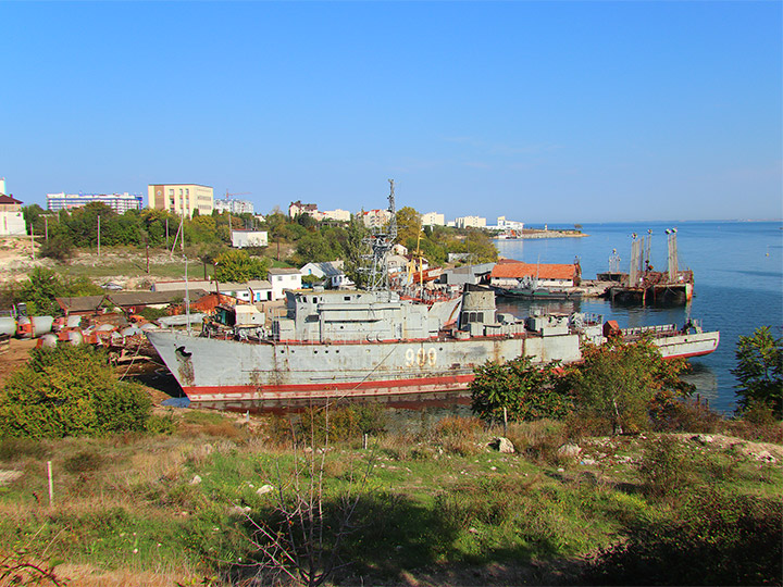 Списанный морской тральщик "Вице-адмирал Жуков" у западного берега Стрелецкой бухты Севастополя