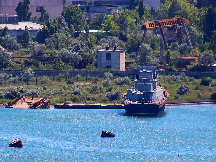 Разоруженный МРК "Мираж", отбуксированный для разделки на металл в Нефтяную гавань Севастополя