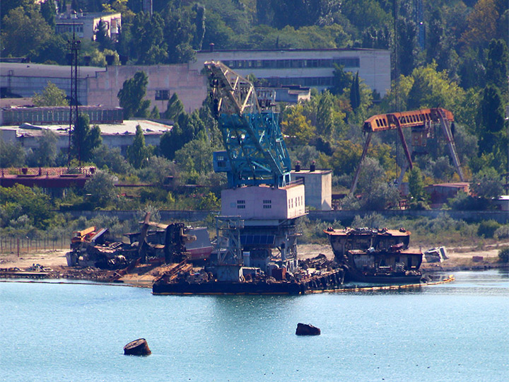 Остатки разделанного на металл МРК "Мираж" на берегу Нефтяной гавани Севастополя