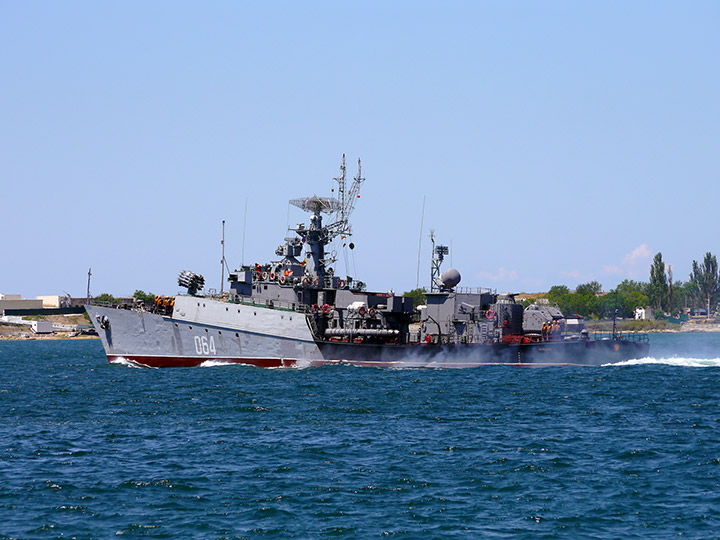 МПК "Муромец" выходит из Севастопольской бухты