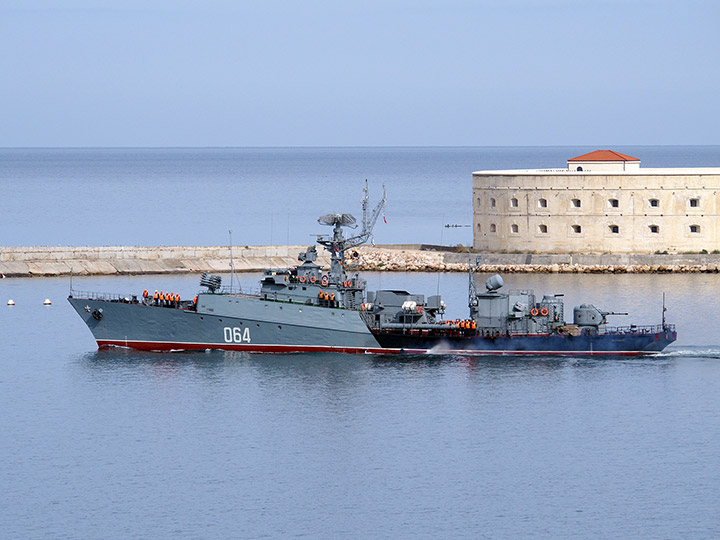 МПК "Муромец" Черноморского флота на фоне Константиновской батареи, Севастополь