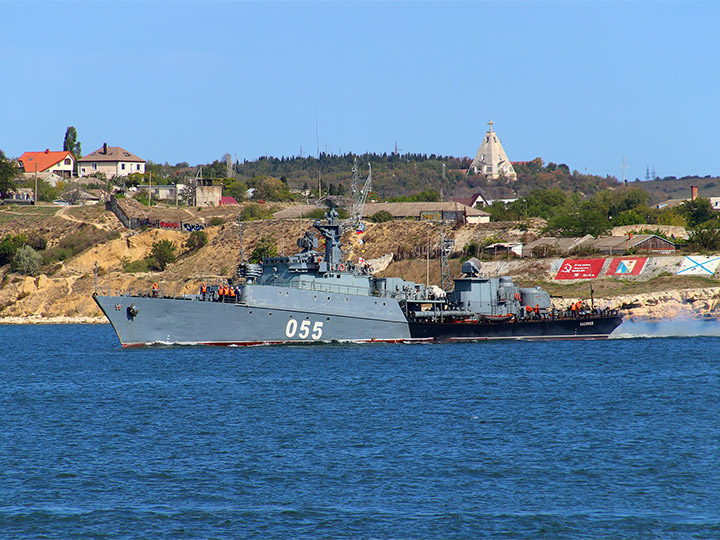 МПК "Касимов" Черноморского флота на ходу в Севастопольской бухте