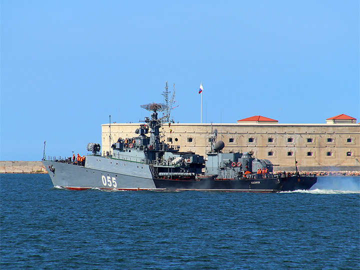 МПК "Касимов" Черноморского флота на фоне Константиновской батареи, Севастополь