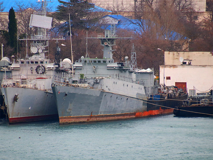 Разоруженный малый противолодочный корабль "Поворино" на демонтаже оборудования