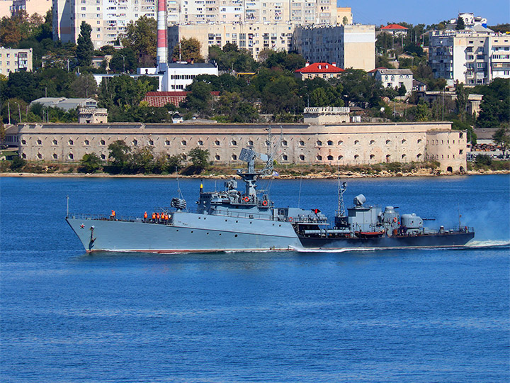 МПК "Ейск" Черноморского флота проходит Михайловскую батарею в Севастополе