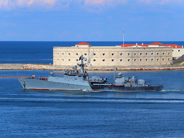 МПК "Ейск" Черноморского флота проходит Константиновскую батарею в Севастополе
