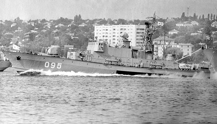 Малый противолодочный корабль "МПК-93" на военно-морском параде