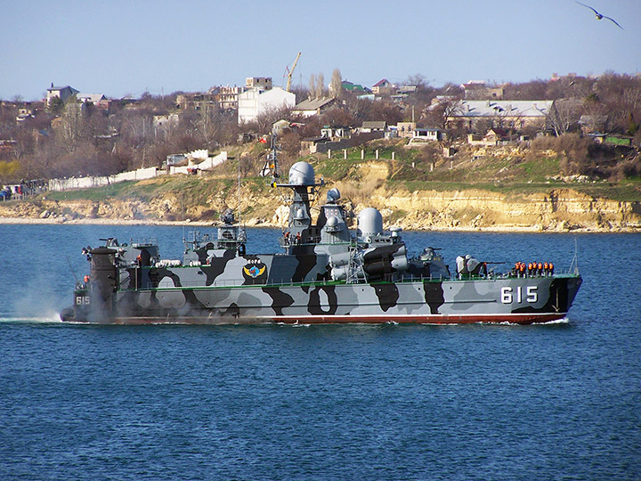 Ракетный корабль на воздушной подушке "Бора" в Севастопольской бухте