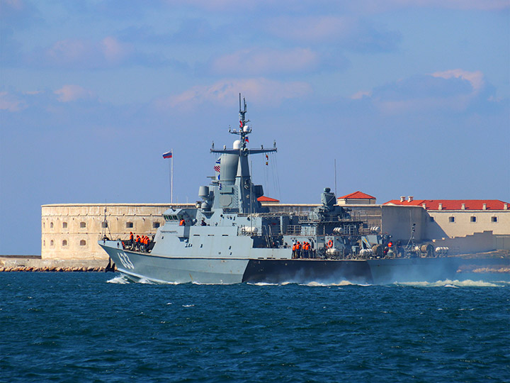 Малый ракетный корабль "Циклон" на фоне Константиновской батареи в Севастополе
