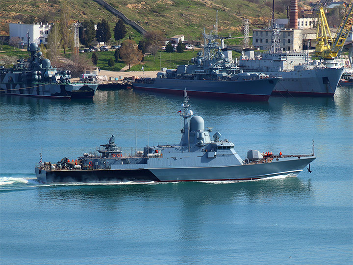 Малый ракетный корабль "Циклон" на фоне кораблей Черноморского флота