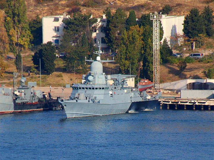 Малый ракетный корабль "Циклон" ЧФ РФ у причала в Севастопольской бухте