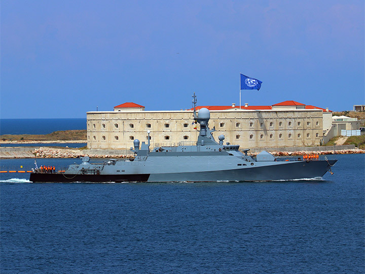 Малый ракетный корабль "Грайворон" проходит Константиновскую батарею в Севастополе