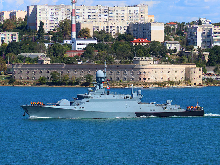 Малый ракетный корабль "Грайворон" ЧФ РФ на фоне Михайловской батареи в Севастополе