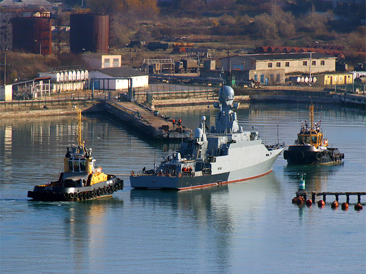Буксировка малого ракетного корабля "Ингушетия" Черноморского флота