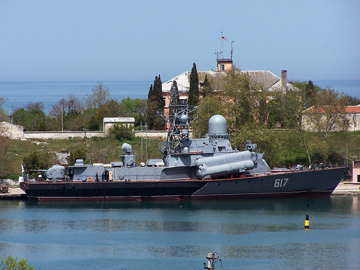 Малый ракетный корабль "Мираж" в Карантинной бухте Севастополя
