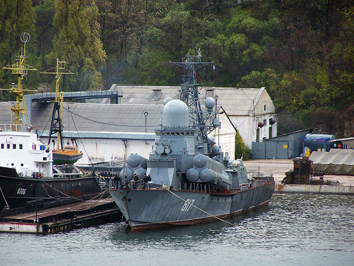 Малый ракетный корабль "Мираж" в Южной бухте Севастополя во время шторма