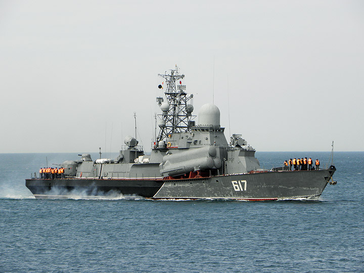 Малый ракетный корабль "Мираж" заходит в Севастопольскую бухту
