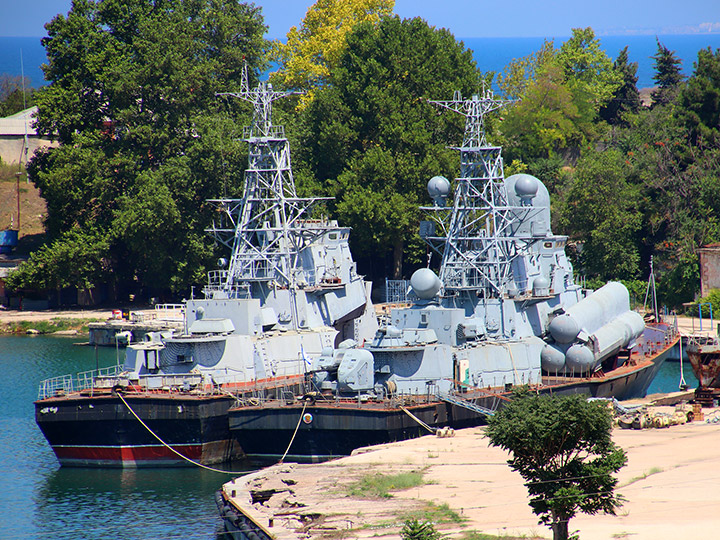 Малый ракетный корабль "Мираж" (справа) на отстое в Карантинной бухте Севастополя