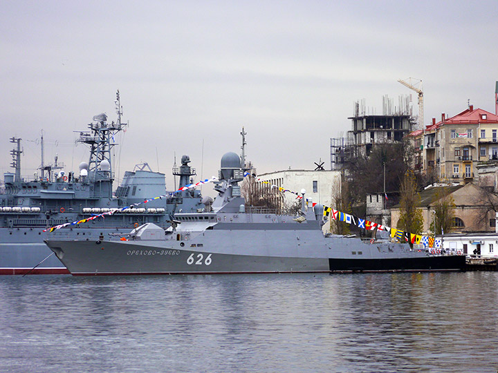 Малый ракетный корабль "Орехово-Зуево" ЧФ РФ в день поднятия Военно-морского флага