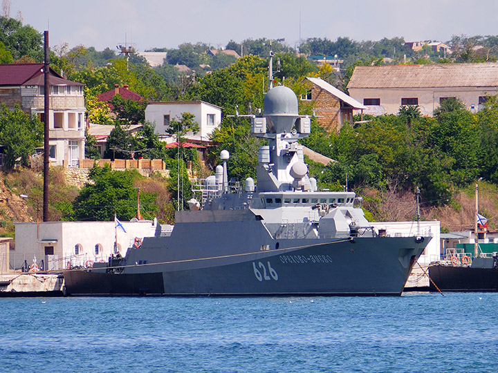 Малый ракетный корабль "Орехово-Зуево" у причала в Севастополе