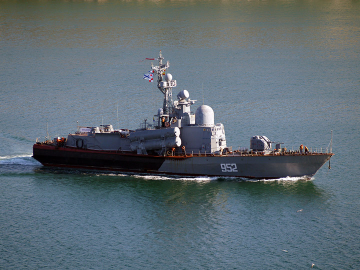 Ракетный катер "Р-109" проходит по Севастопольской бухте