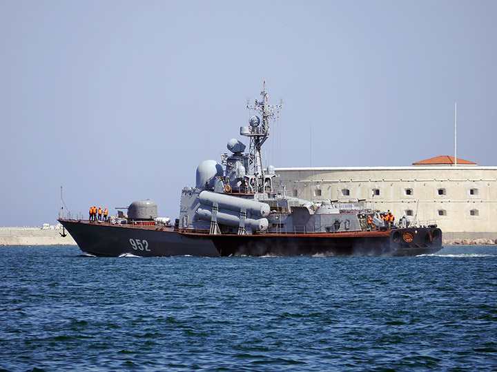 Ракетный катер "Р-109" выходит из Севастопольской бухты