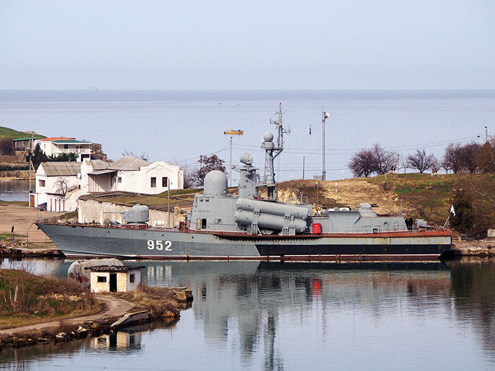 Ракетный катер "Р-109" в Карантинной бухте, Севастополь